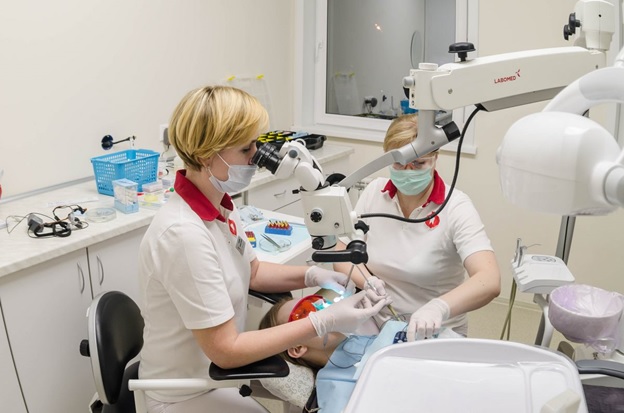 Современная стоматология: лечение зубов под микроскопом в Москве